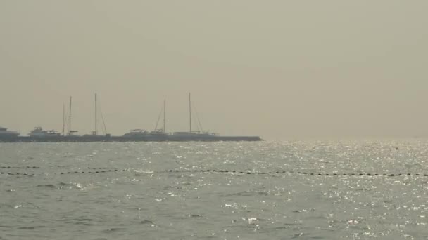 海の波と青空 海の風によって手を振る 青い海の波紋 タイの有名な海の場所の1つであるパタヤビーチ 海のヨットマリーナポート リラックスした休暇を表す スタティックカメラ — ストック動画