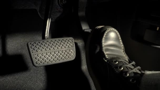 Beschleunigen Und Bremsen Tritt Auf Das Fußpedal Eines Autos Vorauszufahren — Stockvideo