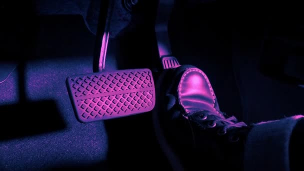 Прискорюйте Гальмуйте Нога Натискає Педаль Ноги Автомобіля Щоб Їхати Вперед — стокове відео
