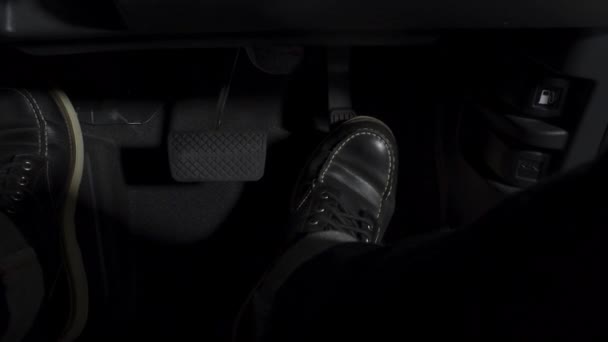 Επιτάχυνση Και Φρένο Πόδι Πατώντας Πόδι Πεντάλ Του Αυτοκινήτου Για — Αρχείο Βίντεο