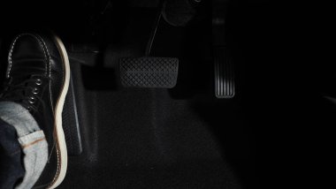 Hızlan ve fren yap. İleriye gitmek için bir arabanın ayak pedalına bas. Hızlandırıcı ve fren pedalı. Sürücü, arabanın gaz pedallarına basarak arabayı sürüyor. içinde araç otomobili