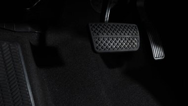 Hızlan ve fren yap. İleriye gitmek için bir arabanın ayak pedalına bas. Hızlandırıcı ve fren pedalı. Sürücü, arabanın gaz pedallarına basarak arabayı sürüyor. içinde araç otomobili