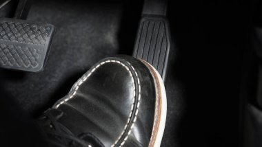 Hızlan ve fren yap. İleriye gitmek için bir arabanın ayak pedalına bas. Hızlandırıcı ve fren pedalı. Sürücü, arabanın gaz pedallarına basarak arabayı sürüyor. içinde araç otomobili