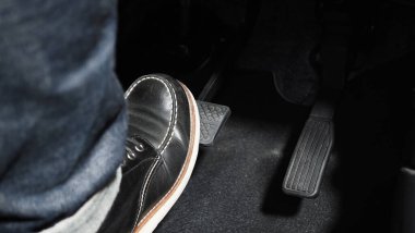 Hızlan ve fren yap. İleriye gitmek için bir arabanın ayak pedalına bas. Hızlandırıcı ve fren pedalı. Sürücü, arabanın gaz pedallarına basarak arabayı sürüyor. içinde araç otomobili