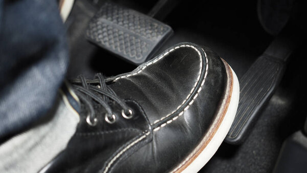 Ускорение и тормоз. Нога нажимает педаль педали автомобиля, чтобы ехать вперед. Ускоритель и тормозная педаль в машине. Водитель управлял машиной, нажимая педали акселератора автомобиля. внутренний автомобиль автомобиля