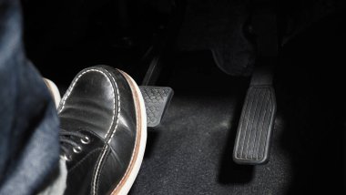 Hızlan ve fren yap. İleriye gitmek için bir arabanın ayak pedalına bas. Hızlandırıcı ve fren pedalı. Sürücü, arabanın gaz pedallarına basarak arabayı sürüyor. içinde araç otomobili