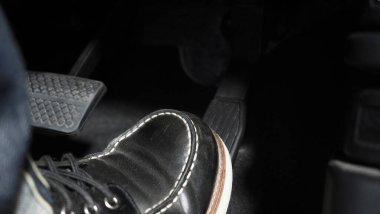 Hızlan ve fren yap. İleriye gitmek için bir arabanın ayak pedalına bas. Hızlandırıcı ve fren pedalı. Sürücü, arabanın gaz pedallarına basarak arabayı sürüyor. içinde araç otomobili