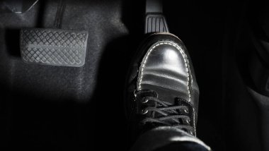 Hızlan ve fren yap. İleriye gitmek için bir arabanın ayak pedalına bas. Hızlandırıcı ve fren pedalı. Sürücü, arabanın gaz pedallarına basarak arabayı sürüyor. içinde araç otomobili