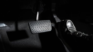 Hızlan ve fren yap. İleriye gitmek için bir arabanın ayak pedalına bas. Hızlandırıcı ve fren pedalı. Sürücü, arabanın gaz pedallarına basarak arabayı sürüyor. içinde araç otomobili