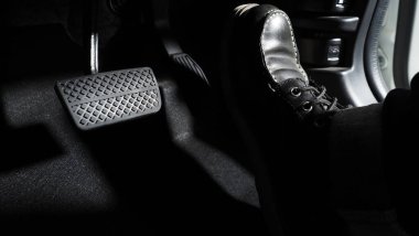 Hızlan ve fren yap. İleriye gitmek için bir arabanın ayak pedalına bas. Hızlandırıcı ve fren pedalı. Sürücü, arabanın gaz pedallarına basarak arabayı sürüyor. içinde araç otomobili