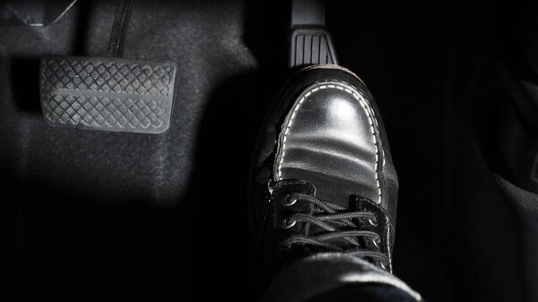 Ускорение и тормоз. Нога нажимает педаль педали автомобиля, чтобы ехать вперед. Ускоритель и тормозная педаль в машине. Водитель управлял машиной, нажимая педали акселератора автомобиля. внутренний автомобиль автомобиля