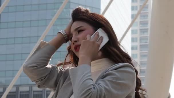 Azjatycka Bizneswoman Patrząc Zegarki Rozmowy Smartfonie Stres Martwi Się Czasem — Wideo stockowe