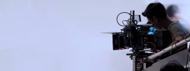 Stüdyoda video kaydı. Kamera kayıtları ya da profesyonel blogcular için çekim. Video çekiminin perde arkasında. Film stüdyosundaki film ekibi. Sahne arkası video yapım kaydı