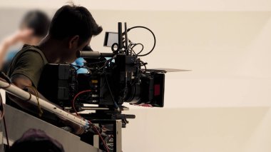 Stüdyoda video kaydı. Kamera kayıtları ya da profesyonel blogcular için çekim. Video çekiminin perde arkasında. Film stüdyosundaki film ekibi. Sahne arkası video yapım kaydı