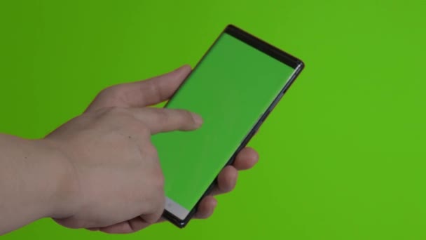 Smarttelefon Skjermen Smart Telefon Isolert Fargebakgrunn Nøkkelteknikk Grønn Skjerm Mann – stockvideo