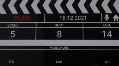 Dijital film sayfası. Film alkışlama tahtası arayüzü. Film çekmeden ya da çekmeden önce dijital numara çalışıyor ve sayıyor. Video kaydı ve vdo yapımı için alkış. Film endüstrisi araçları.
