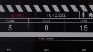 Dijital film sayfası. Film alkışlama tahtası arayüzü. Film çekmeden ya da çekmeden önce dijital numara çalışıyor ve sayıyor. Video kaydı ve vdo yapımı için alkış. Film endüstrisi araçları.