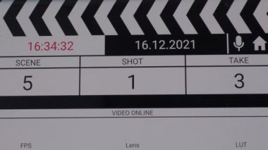 Dijital film sayfası. Film alkışlama tahtası arayüzü. Film çekmeden ya da çekmeden önce dijital numara çalışıyor ve sayıyor. Video kaydı ve vdo yapımı için alkış. Film endüstrisi araçları.