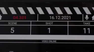 Dijital film sayfası. Film alkışlama tahtası arayüzü. Film çekmeden ya da çekmeden önce dijital numara çalışıyor ve sayıyor. Video kaydı ve vdo yapımı için alkış. Film endüstrisi araçları.