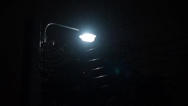Дождь Ночь Свет Капли Дождя Выпадают Ночью Бангкоке Таиланд Июле — стоковое видео