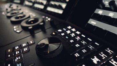 Video üretiminde renk düzenleme için video düzenleyici makine. Birçok düğme kontrol paneli, dijital video film veya filmin rengini prodüksiyon sonrasında ayarlar. Düzenleyici araçları.