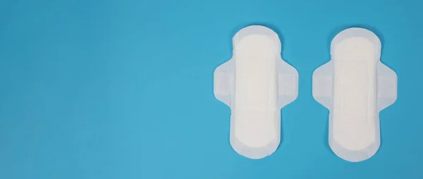 Női Egészségügyi Szalvéták Kék Háttérrel Első Látásra Nők Által Menstruációs — Stock Fotó