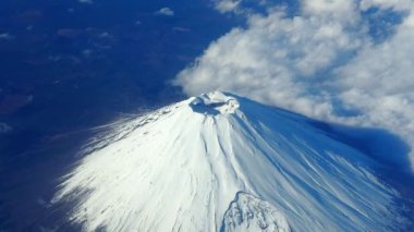 Dağın tepesinde. Fuji. Japonya 'nın büyük ve yüksek dağı Fuji' nin kuş gözü manzarası. Gökyüzünden Fuji Yama Dağı. Hava görüntüsü. Üstünde beyaz kar ve bulutlar vardı. Japonya 'nın kış mevsimini temsil ediyor.