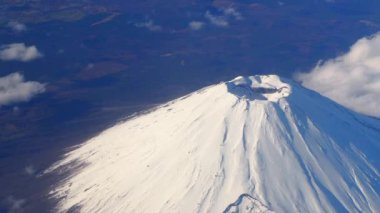 Dağın tepesinde. Fuji. Japonya 'nın büyük ve yüksek dağı Fuji' nin kuş gözü manzarası. Gökyüzünden Fuji Yama Dağı. Hava görüntüsü. Üstünde beyaz kar ve bulutlar vardı. Japonya 'nın kış mevsimini temsil ediyor.