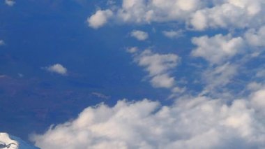 Dağın tepesinde. Fuji. Japonya 'nın büyük ve yüksek dağı Fuji' nin kuş gözü manzarası. Gökyüzünden Fuji Yama Dağı. Hava görüntüsü. Üstünde beyaz kar ve bulutlar vardı. Japonya 'nın kış mevsimini temsil ediyor.