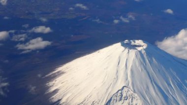 Dağın tepesinde. Fuji. Japonya 'nın büyük ve yüksek dağı Fuji' nin kuş gözü manzarası. Gökyüzünden Fuji Yama Dağı. Hava görüntüsü. Üstünde beyaz kar ve bulutlar vardı. Japonya 'nın kış mevsimini temsil ediyor.