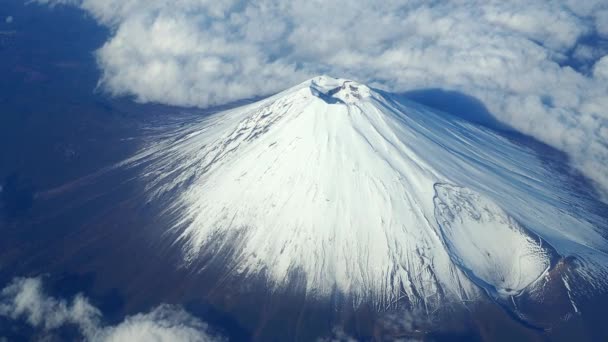 山顶的山 富士鸟瞰日本富士山和高山富士山 从天而降的富士山空中风景 白雪铺满云彩代表日本的冬季 — 图库视频影像