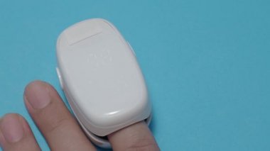 Oksimetre kullanımı. Nabız oksimetresi, nabız ve oksijen seviyelerini ölçmek için kullanılır. Covid 19 salgını sırasında evde bakım. Sağlık hizmeti izleme konsepti. Taşınabilir parmak ucu nabız oksimetresi kullanıyor. 4k