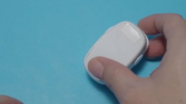 Oksimetre kullanımı. Nabız oksimetresi, nabız ve oksijen seviyelerini ölçmek için kullanılır. Covid 19 salgını sırasında evde bakım. Sağlık hizmeti izleme konsepti. Taşınabilir parmak ucu nabız oksimetresi kullanıyor. 4k