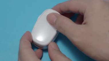 Oksimetre kullanımı. Nabız oksimetresi, nabız ve oksijen seviyelerini ölçmek için kullanılır. Covid 19 salgını sırasında evde bakım. Sağlık hizmeti izleme konsepti. Taşınabilir parmak ucu nabız oksimetresi kullanıyor. 4k