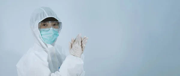 Dokter Ppe Pak Draagt Witte Medische Rubberen Handschoenen Een Heldere — Stockfoto