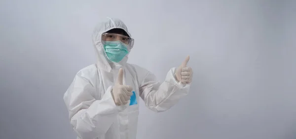 医生身穿Ppe西服 戴着白色医用橡胶手套 戴着透明的护目镜和绿色的N95口罩 以保护大流行的科罗纳韦病毒 代表胜利战胜了病毒被隔离了 — 图库照片