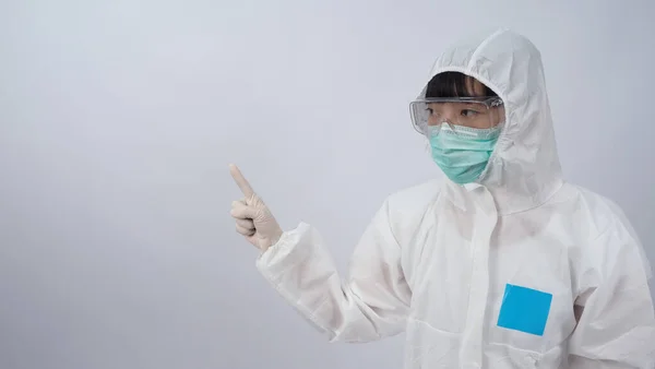 白い医療用ゴム手袋とクリアゴーグルと緑のN95フェイスマスクを身に着けているPpeスーツの医師は パンデミックコロナウイルスを保護します ジェスチャーは手札を作る ウイルスに勝つ勝利を表す — ストック写真