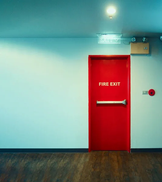 Yangın Çıkışı Kapısı Yangın Çıkışı Kırmızı Renkli Metal Malzeme Alarm — Stok fotoğraf