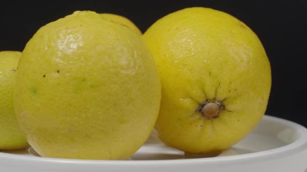 Lemon Lezat Bergerak Atas Meja Putar Lemon Lezat Terisolasi Pada — Stok Video
