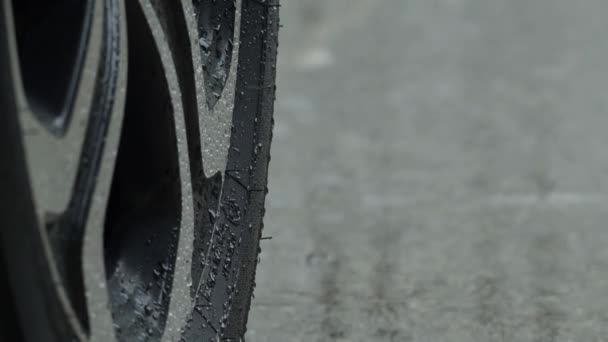 雨水飞溅 车胎在雨水中 在雨中停车 雨季和轮胎在潮湿的路面上 在潮湿的道路上关闭汽车轮胎或车轮 在雨季概念中代表汽车 — 图库视频影像