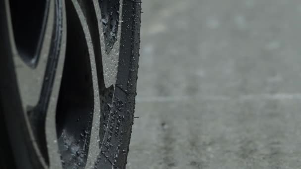 Chuva Espirrando Pneu Carro Água Chuva Estacionamento Chuva Estação Chuvosa — Vídeo de Stock