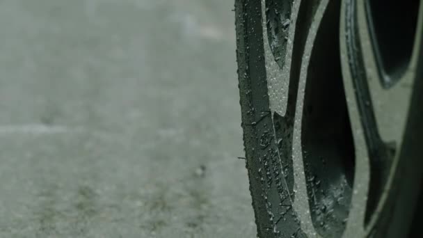 Deszcz Opony Samochodowe Deszczówce Parking Deszczu Pora Deszczowa Opony Mokrej — Wideo stockowe