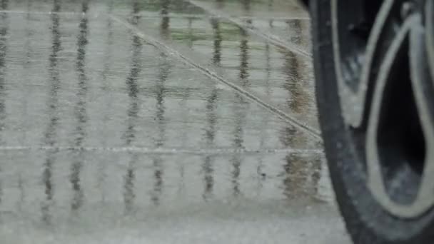 Regn Stänk Och Bildäck Regnvatten Bilparkering Regnet Regnsäsong Och Däck — Stockvideo