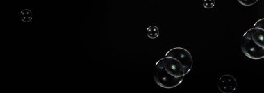 Sabun köpüğü damlası ya da şampuan baloncukları havada uçuşan siyah bir zemin gibi süzülür ki bu canlandırıcı anları ve yumuşak yumuşaklığı temsil eder. Sabun şampuanı veya deterjan endüstrisi için baloncuklar düşer.