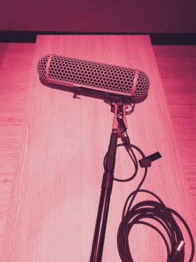 Video yapımında ses kaydı için Boom Mikrofon veya ambient mikrofon. İnternette film çektikten sonra mikrofonlar ahşap masaya serildi. Büyük bir stüdyoda film sesi kaydetmek için profesyonel araçlar
