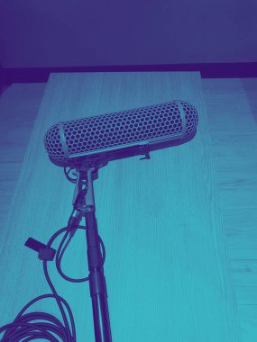 Video yapımında ses kaydı için Boom Mikrofon veya ambient mikrofon. İnternette film çektikten sonra mikrofonlar ahşap masaya serildi. Büyük bir stüdyoda film sesi kaydetmek için profesyonel araçlar