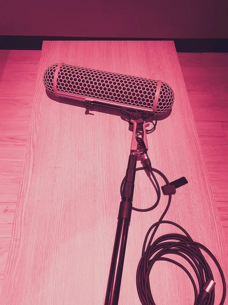 Video yapımında ses kaydı için Boom Mikrofon veya ambient mikrofon. İnternette film çektikten sonra mikrofonlar ahşap masaya serildi. Büyük bir stüdyoda film sesi kaydetmek için profesyonel araçlar