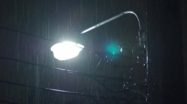 Yağmur Gecesi ve Işık. Yağmur Damlaları 'nın Bangkok Tayland' da yağmur mevsiminde gece 4k görüntüsü. Gerçek yağmur geceleri hızlıdır. Sağanak yağmur. 4K Yağmur Düşen Görüntüler. Yağmur Damlası Sokak Işığı