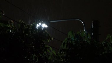 Yağmur Gecesi ve Işık. Yağmur Damlaları 'nın Bangkok Tayland' da yağmur mevsiminde gece 4k görüntüsü. Gerçek yağmur geceleri hızlıdır. Sağanak yağmur. 4K Yağmur Düşen Görüntüler. Yağmur Damlası Sokak Işığı