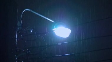 Yağmur Gecesi ve Işık. Yağmur Damlaları 'nın Bangkok Tayland' da yağmur mevsiminde gece 4k görüntüsü. Gerçek yağmur geceleri hızlıdır. Sağanak yağmur. 4K Yağmur Düşen Görüntüler. Yağmur Damlası Sokak Işığı